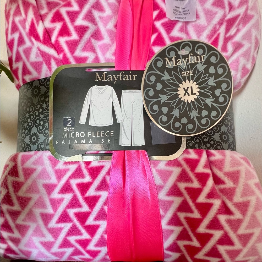 MAYFAIR TWO PIECE GEOMETRIC MICRO FLEECE MATCHING PAJAMA SET NWT